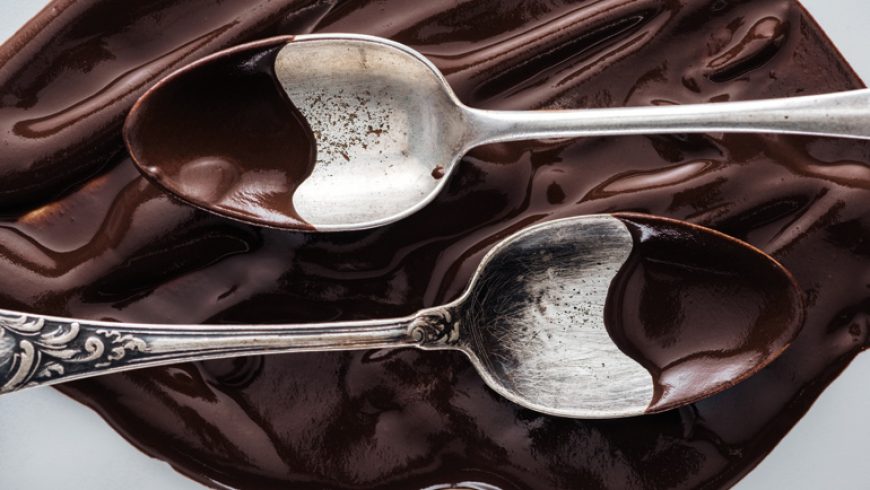 Chocolademelk maken zonder moeite met een lepel!